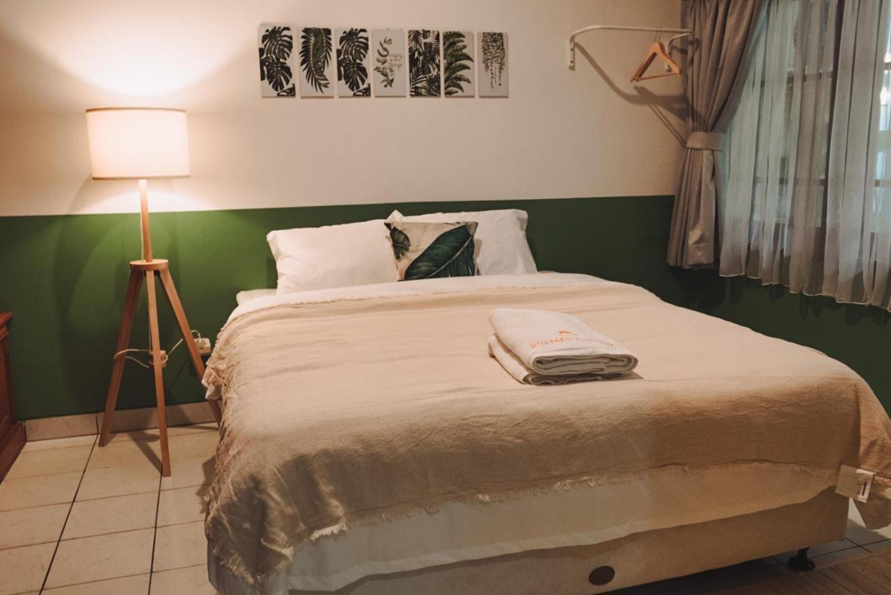 Roemah Renjana Bandung Bed and Breakfast Buitenkant foto
