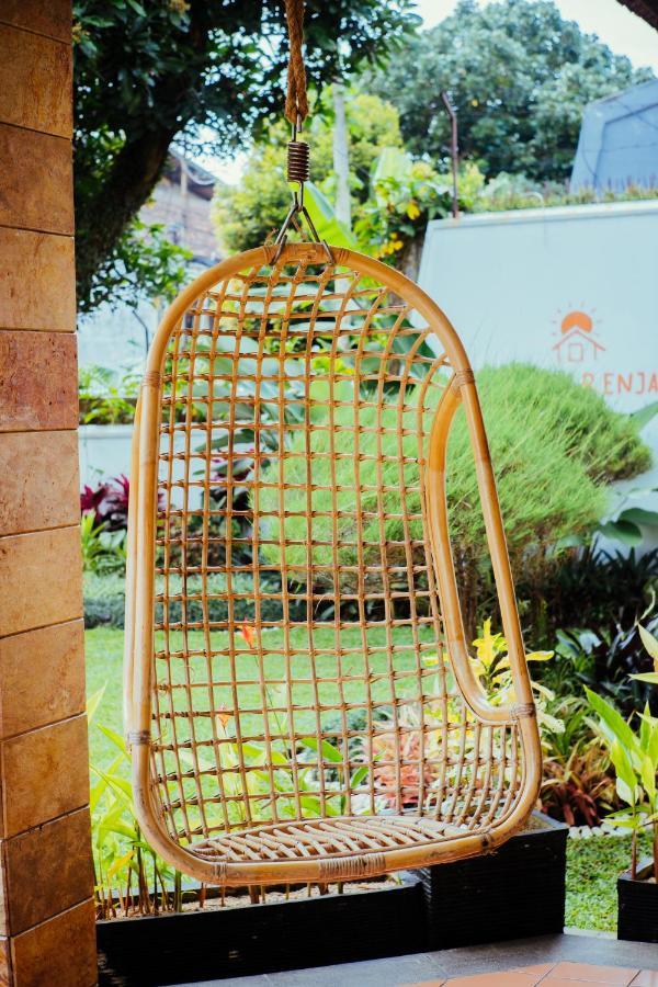 Roemah Renjana Bandung Bed and Breakfast Buitenkant foto